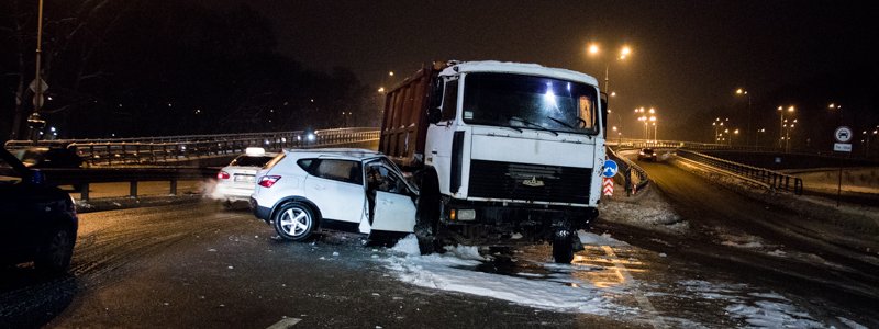 В Киеве перед мостом Патона МАЗ раздавил Nissan