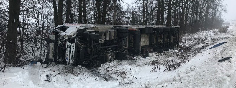 На трассе Киев-Одесса Volkswagen влетел в фуры: авто разорвало на части, два человека погибли