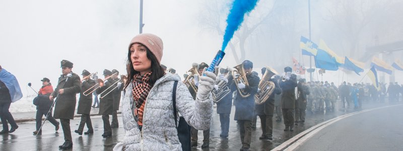 В Киеве с файерами и песнями почтили память Героев Крут