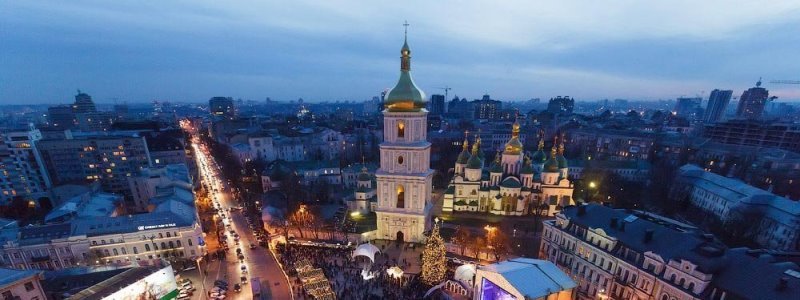В Киеве из окна Софийского собора выпал мужчина