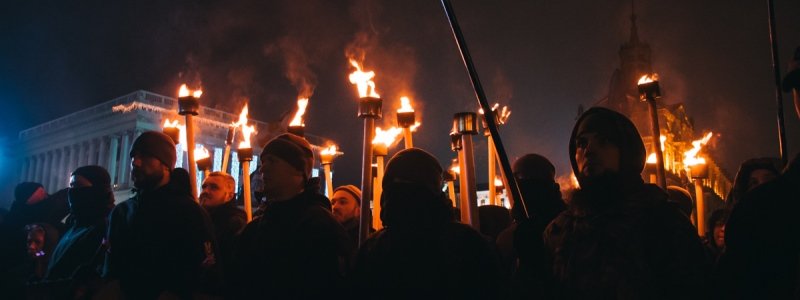 В центре Киева стартовало факельное шествие в честь героев Крут