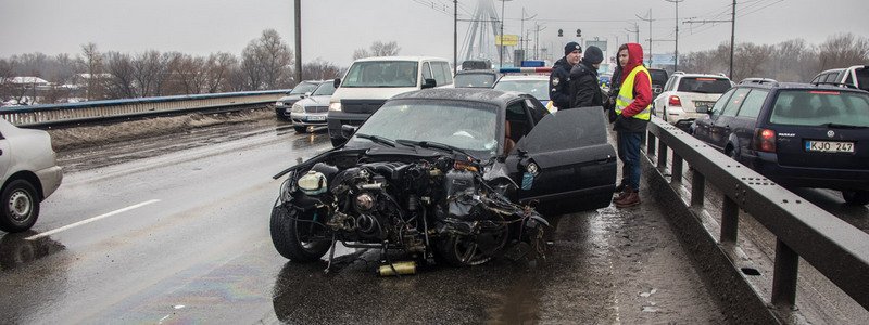 В Киеве BMW влетел в отбойник: подробности аварии на Северном мосту