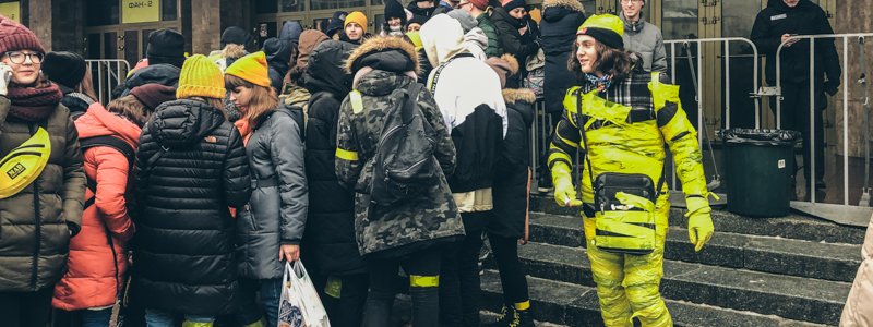 Центр Киева заполнила молодежь, обклеенная желтым скотчем: что это значит