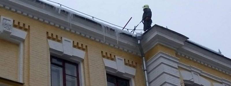 В Киеве будут штрафовать за сосульки: кто отвечает за безопасность столичных крыш