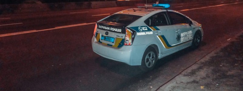 В Киеве водитель стрелял в мужчину из-за неправильного поведения на дороге и скрылся: ищут ВАЗ белого цвета