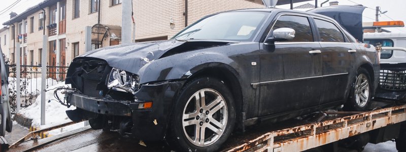 В Киеве водитель Chrysler умер за рулем: авто протаранило Daewoo и забор