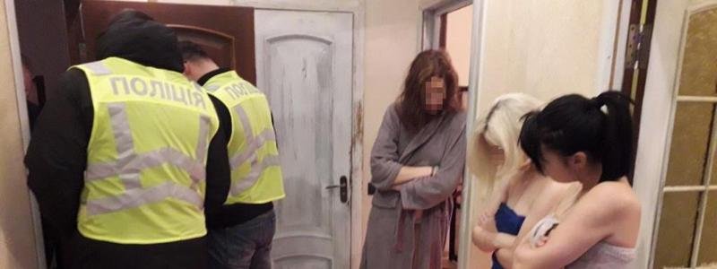 В Киеве полицейские накрыли массажный салон с проститутками и наркотиками