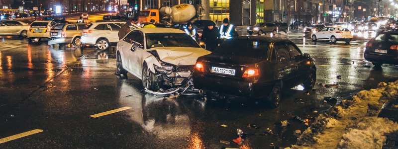 В Киеве на площади Победы столкнулись 5 автомобилей: водителя вырезали спасатели, центр парализован