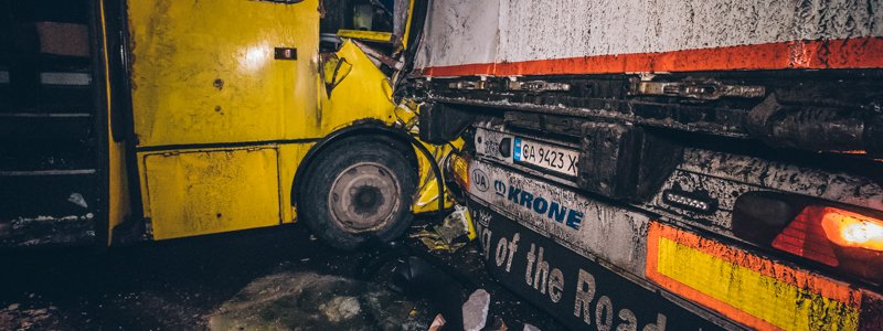В Киеве на Кольцевой маршрутка протаранила фуру: одного пассажира вырезали спасатели