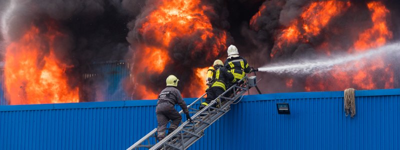 В Киеве возле "Дарынка" горят склады: с огнем борются более 100 пожарных