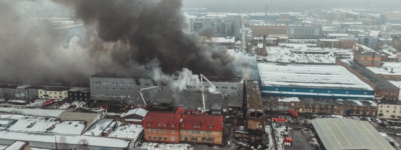 В Киеве седьмой час бушует масштабный пожар на складах возле "Дарынка": подробности и как выглядит с высоты