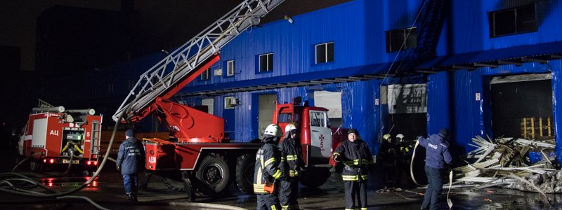 В Киеве пожарные спустя 11 часов локализовали масштабный пожар на складах возле "Дарынка"