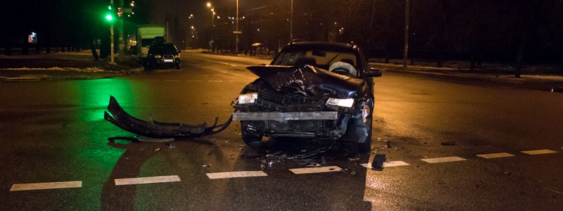 В Киеве водитель Audi поехал под "кирпич" и столкнулся с Volkswagen