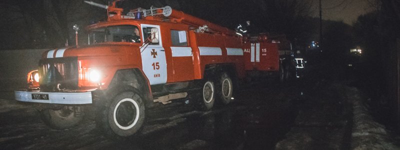 В Киеве на лодочной станции сгорела машина с трейлером