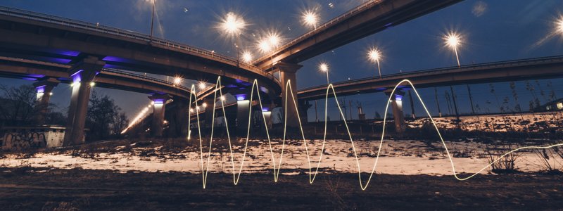 Особый взгляд: как выглядят монолитные пейзажи Дарницкого моста под покровом ночи