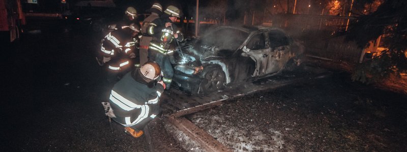 В Киеве на территории ЖК «Комфорт Таун» BMW сгорела дотла