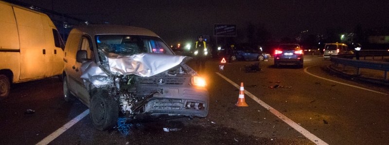 В Киеве на Дарницком шоссе водитель Volkswagen устроил аварию из четырех машин и сбежал: есть пострадавшие