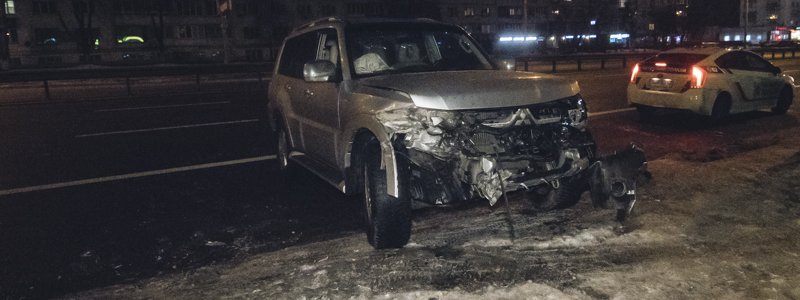 В Киеве на проспекте Победы Mitsubishi влетел в отбойник и вылетел на обочину: пострадал водитель
