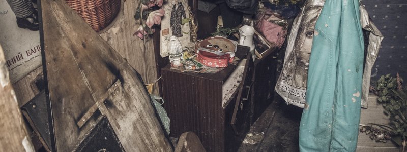 В Киеве на Троещине женщина завалила квартиру мусором и регулярно устраивает пожары