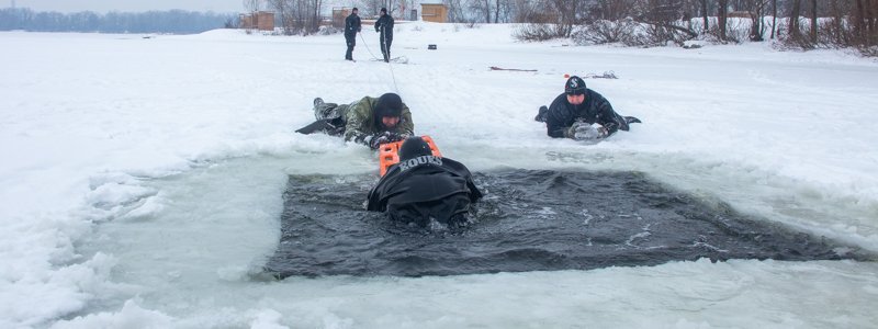 В Киеве возле Труханова острова водолазы спасли рыбака на льдине