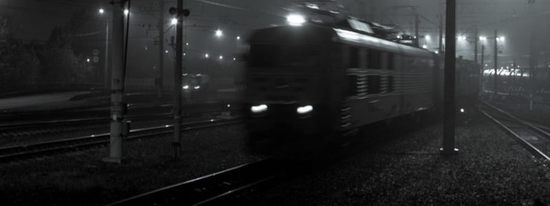 В Киеве электричка сбила железнодорожника, который сидел на путях