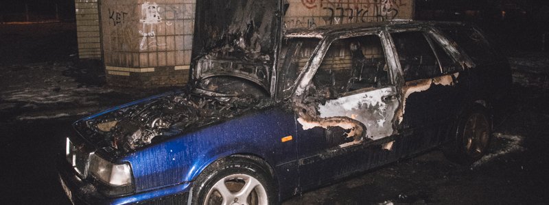 В Киеве на Харьковском шоссе горел автомобиль Lancia
