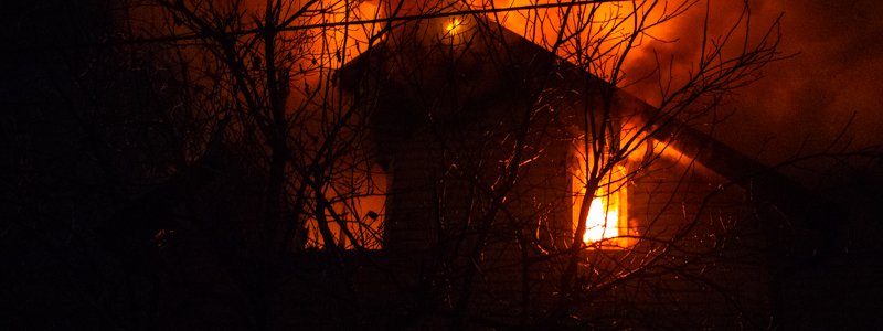 В Киеве на Осокорках пожарные тушили двухэтажный дом четыре часа