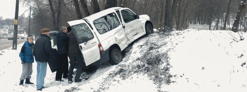 В Киеве Mercedes и Peugeot не поделили дорогу: одна машина влетела в столб, а вторая врезалась в дерево