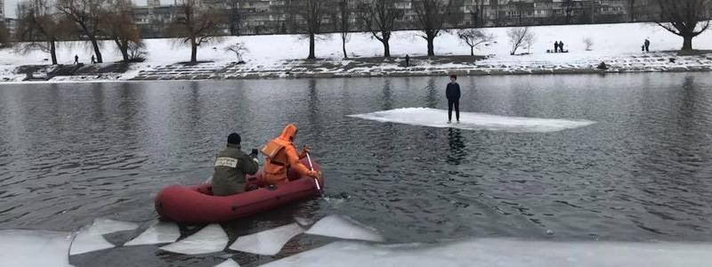 В Киеве на Русановке школьник без куртки плавал на льдине