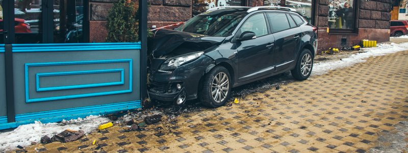 В центре Киева Renault вылетел на тротуар и влетел в террасу ресторана