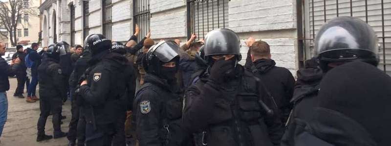 В Киеве с ножами и наганом штурмовали полицию: троих копов забрала "скорая"