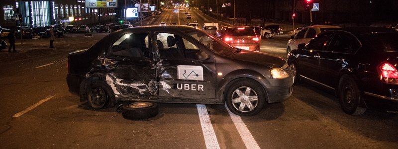В Киеве на Черновола уставший водитель Uber пролетел на красный и протаранил Mitsubishi: пострадали две девушки