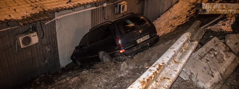 В Киеве на Троещине Opel улетел в круг подземного перехода