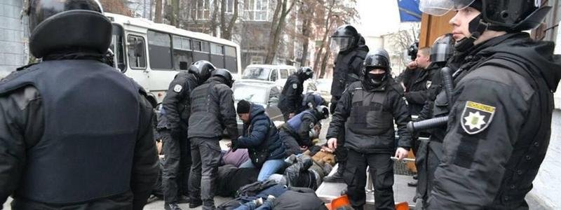 В Киеве радикалы штурмовали полицию, чтобы забрать оружие: подробности столкновения у Подольского РУВД