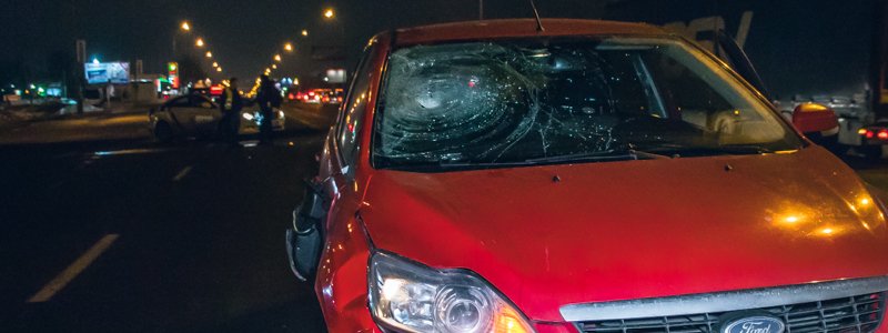 В Киеве на Броварском проспекте Ford Focus сбил пешехода: мужчину госпитализировали