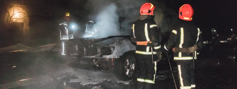 В Киеве на проспекте Победы сожгли Land Criuser депутата "Свободы"