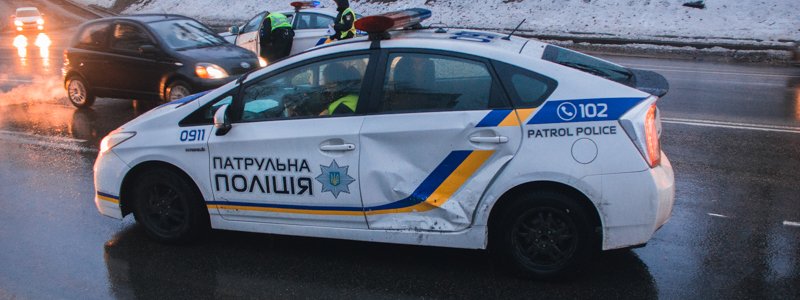 В Киеве на Соломенской дорогу не поделили полицейский Prius и военный Lanos