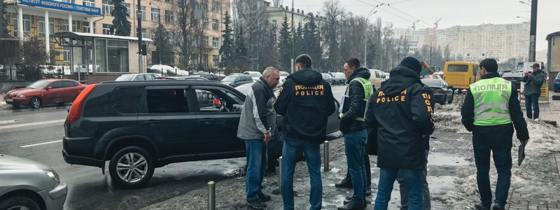 В Киеве люди в масках напали на автомобиль и украли 40 тысяч долларов: подробности с места