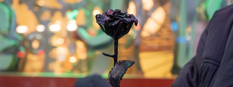 Легенда Крещатика: почему бабушка с металлической розой годами сидит под магазином Roshen в Киеве