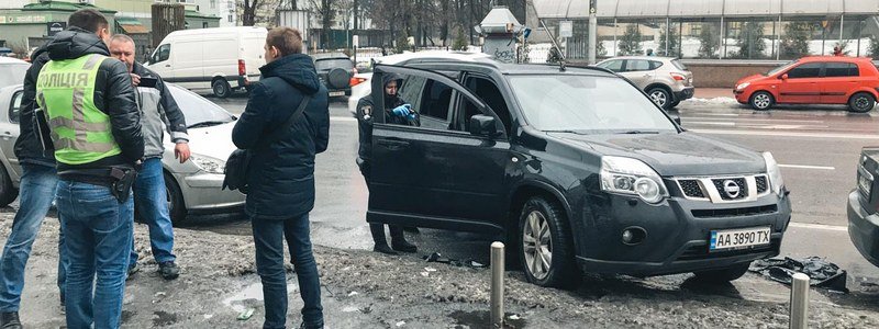 В Киеве люди в масках напали на Nissan X-Trail: стало известно, сколько денег похитили из внедорожника
