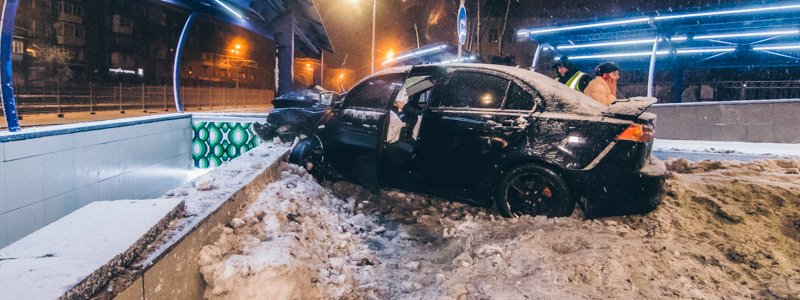 В Киеве пьяный водитель Mitsubishi влетел в подземный переход