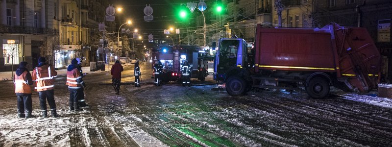 В Киеве на площади Льва Толстого горел грузовик "Киевавтодора"