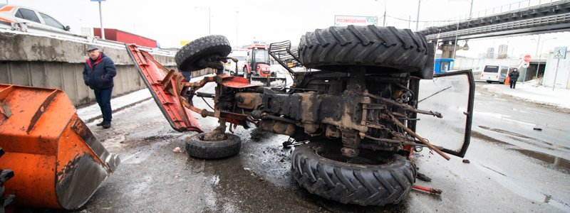 В Киеве на Столичном шоссе «МАЗ» на скорости снес снегоуборочный трактор с моста