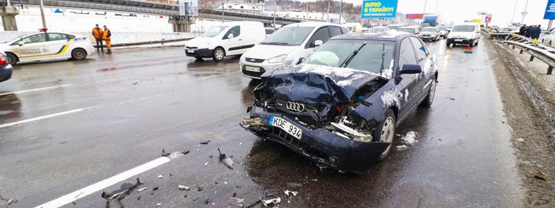 В Киеве Audi с неисправными тормозами влетела в Hyundai: на Столичном шоссе образовалась пробка