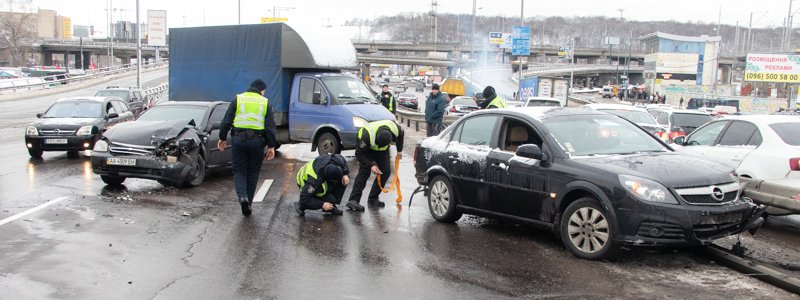 В Киеве на Выдубичах Chevrolet отправил Opel в отбойник