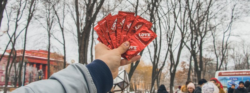 В центре Киева «оживили» презерватив