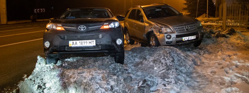 В Киеве на Столичном шоссе Mercedes ML влетел в Toyota: внедорожники выбросило в сугроб
