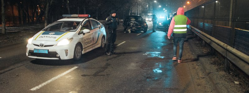 В Киеве неадекватный водитель Kia отправил в столб Nissan и врезался в отбойник