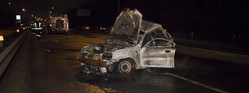 В Киеве на Столичном шоссе BMW X5 уничтожил Lanos: пассажир сгорел в автомобиле
