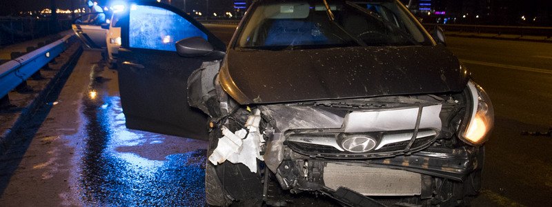 В Киеве на мосту Патона Subaru отправил Hyundai в отбойник и скрылся